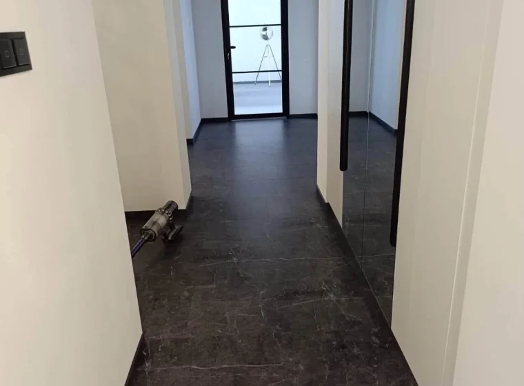 LVT na schodach i ścianach w biurowcu