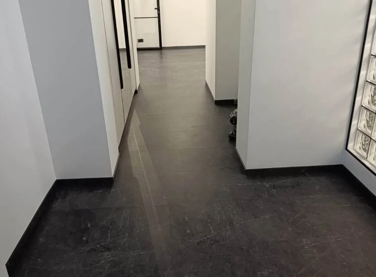 LVT na schodach i ścianach w biurowcu