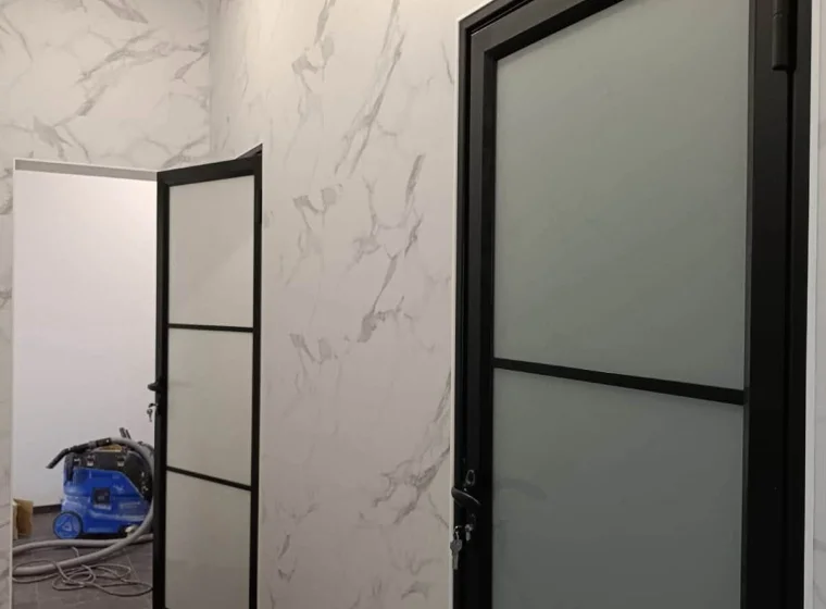 LVT na schodach i ścianach w biurowcu