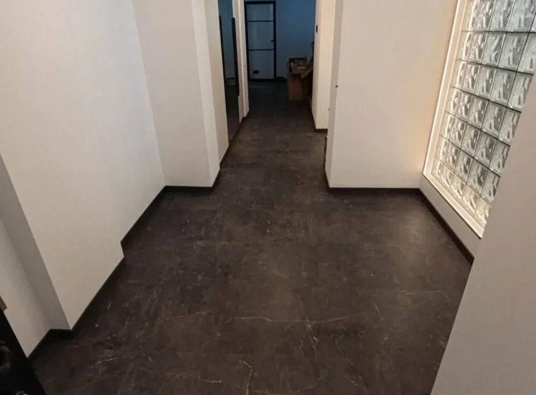 LVT na schodach i ścianach w biurowcu