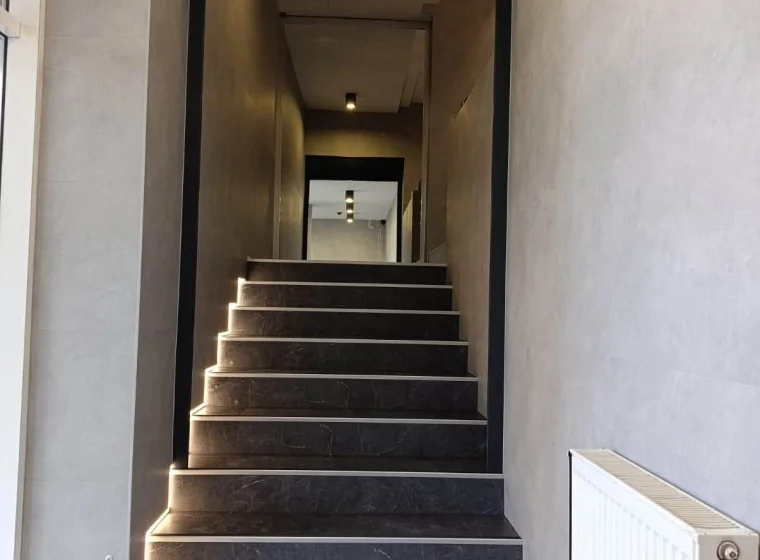 LVT na schodach i ścianach w biurowcu