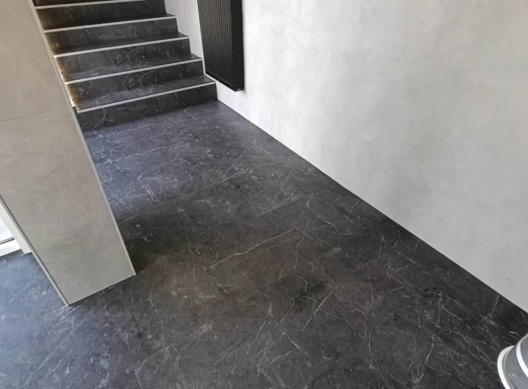 LVT na schodach i ścianach w biurowcu