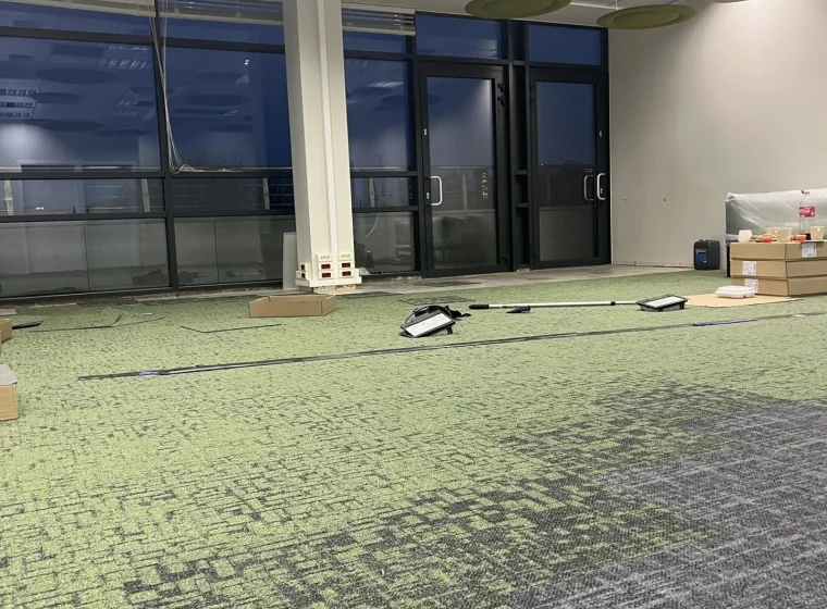 Realizacja montażu wykładziny Modulyss Core – przestrzeń biurowa 200 m²