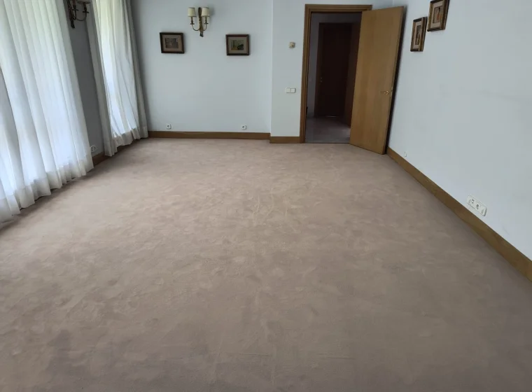 Wykładzina welurowa w jednolitym neutralnym kolorze w Ambasadzie Hiszpanii