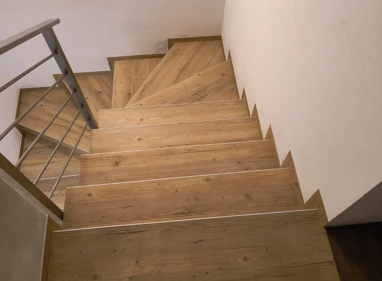 Panele winylowe LVT na schodach