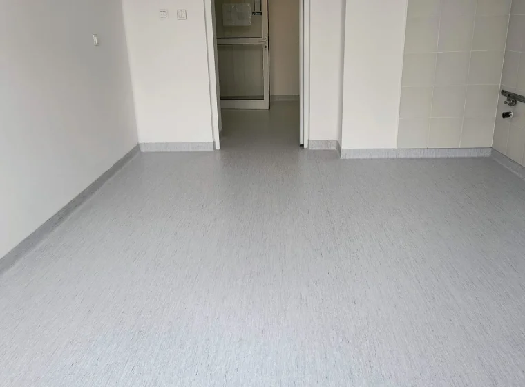 Pomieszczenie w Instytucie Chemii Sieci Badawczej Łukasiewicz, szara wykładzina elastyczna PCW