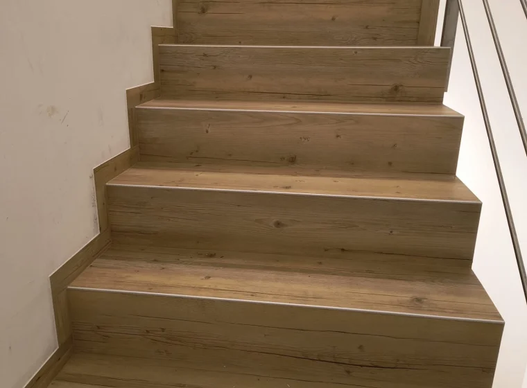 Panele winylowe LVT na schodach