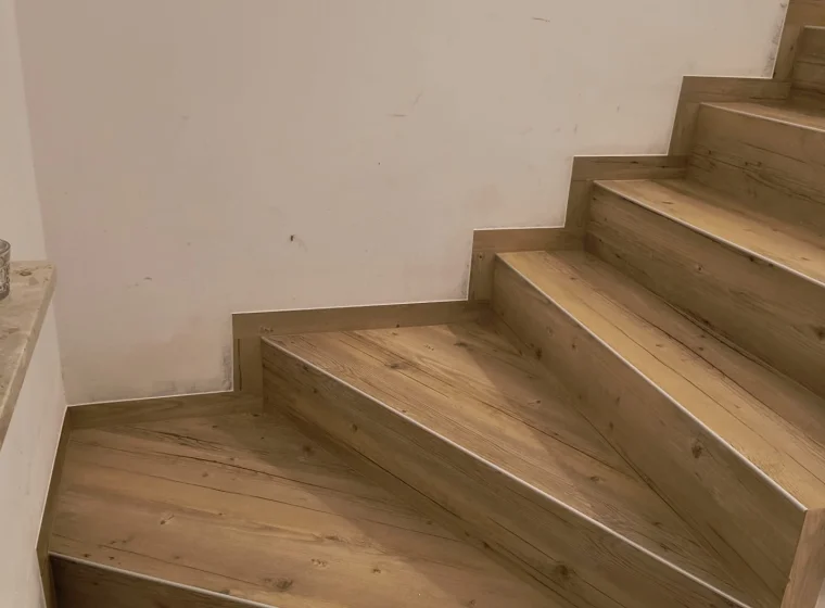 Panele winylowe LVT na schodach