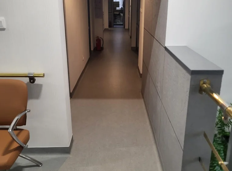 Szara wykładzina linoleum na korytarzu