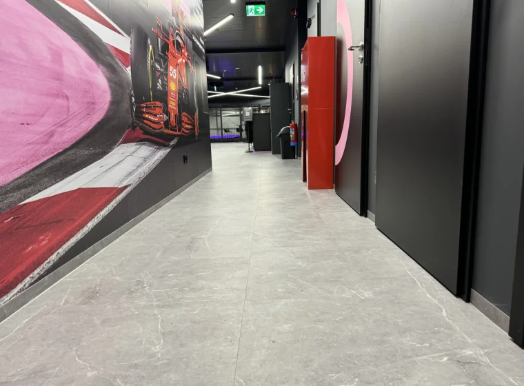Szara podłoga LVT w biurze torów gokartowych