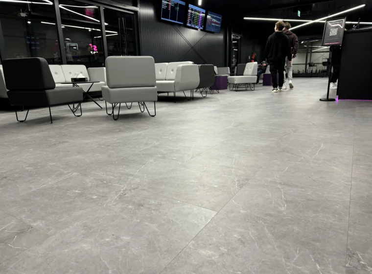 Szara podłoga LVT w biurze torów gokartowych