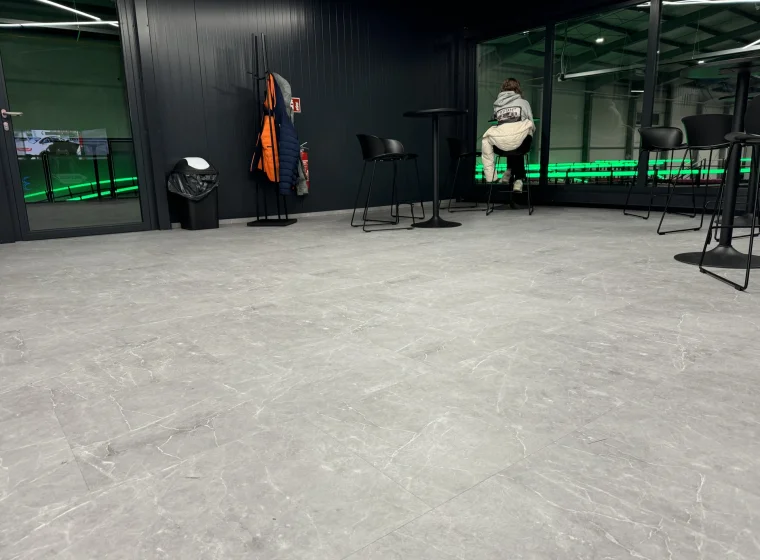 Szara podłoga LVT w biurze torów gokartowych