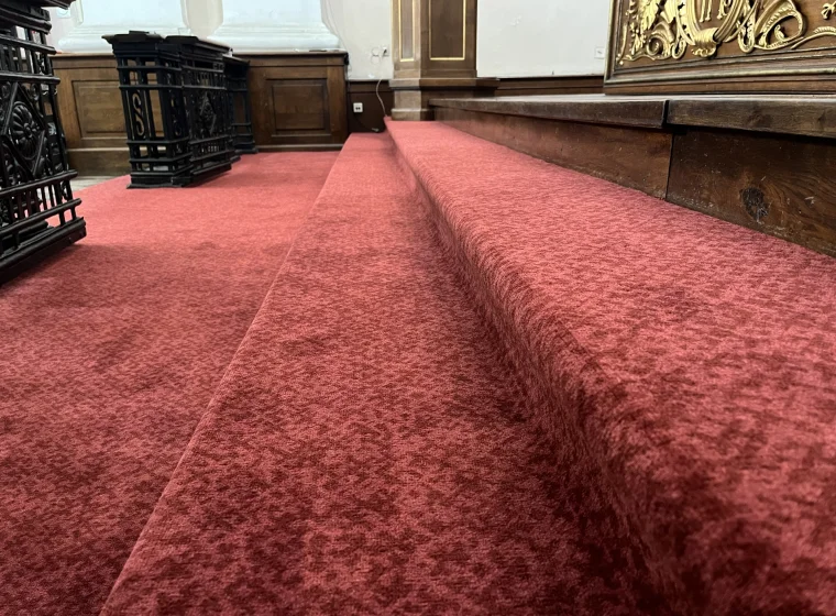 Prezbiterium w Parafii św. Antoniego z Padwy w Warszawie, czerwona wykładzina dywanowa