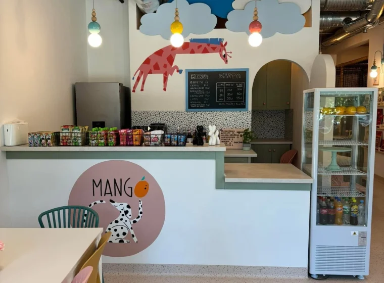 Część restauracyjna w sali zabaw
