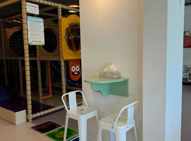 Sala zabaw z jasną wykładziną elastyczną IVC