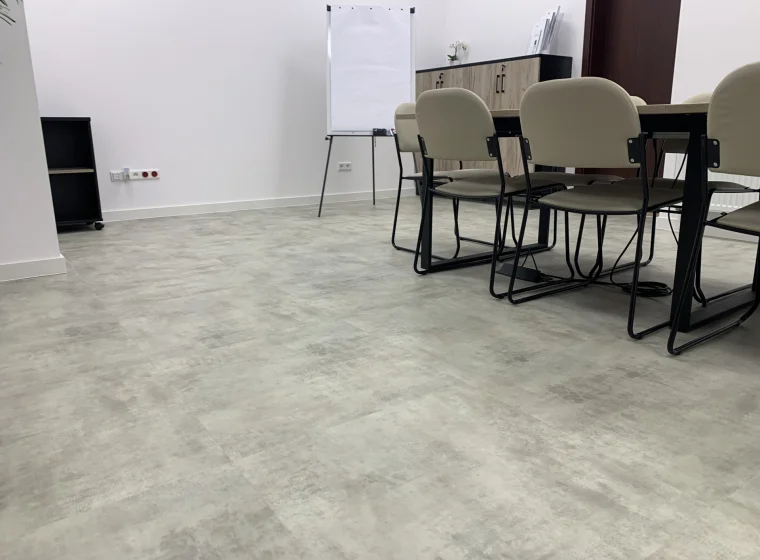 Szare zacierane płytki winylowe LVT w pokoju biurowym 