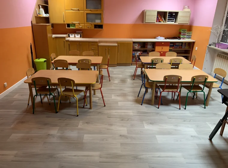 Drewnopodobna wykładzina elastyczna w sali przedszkolnej