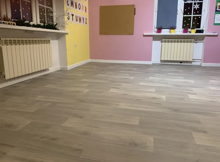 Drewnopodobna wykładzina elastyczna w sali przedszkolnej