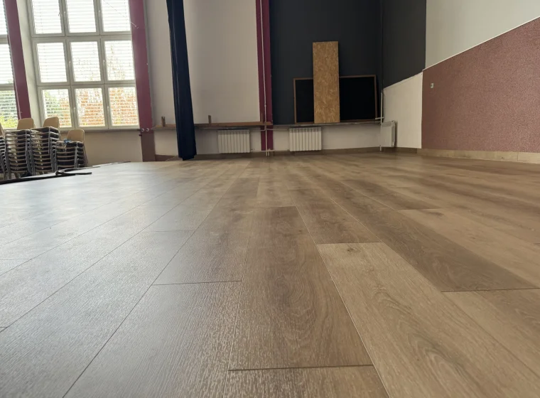 Sala w domu kultury z panelami winylowymi imitującymi drewno