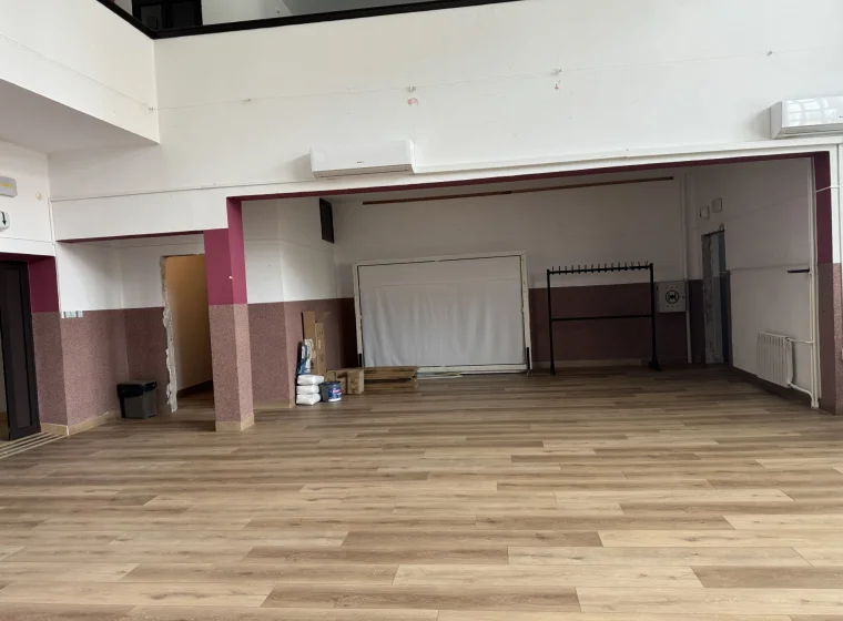 Sala w domu kultury z panelami winylowymi imitującymi drewno
