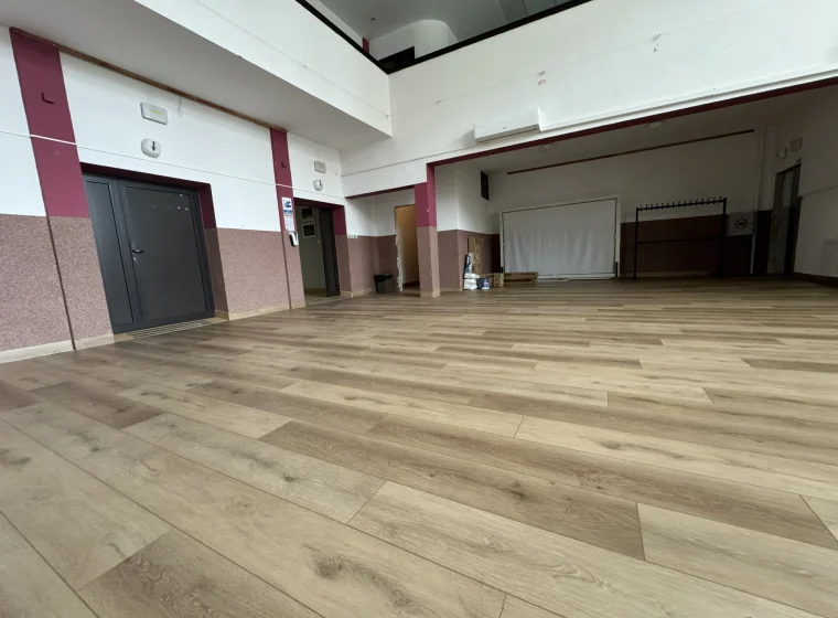 Sala w domu kultury z panelami winylowymi imitującymi drewno
