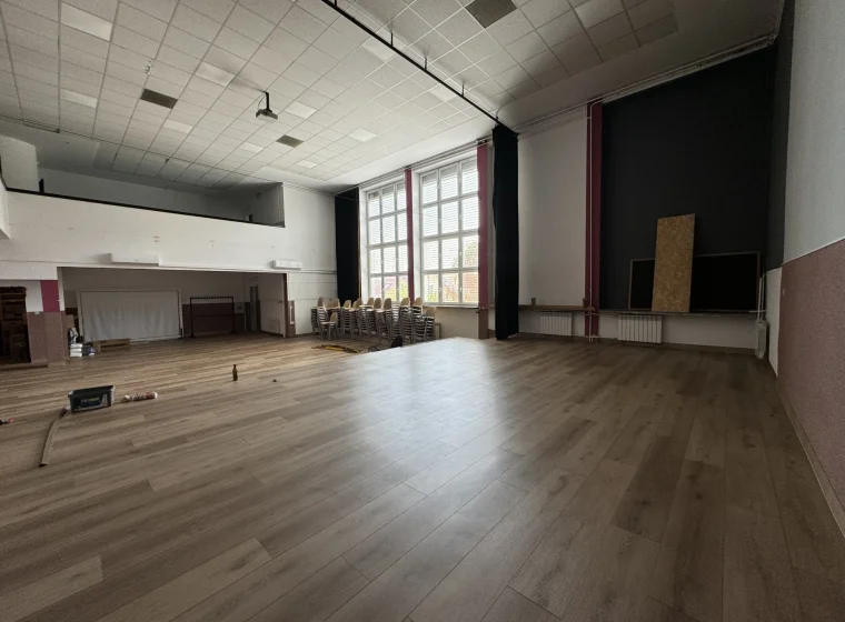 Sala w domu kultury z panelami winylowymi imitującymi drewno