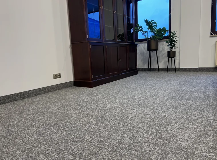 Płytki dywanowe w szarym odcieniu w pokoju