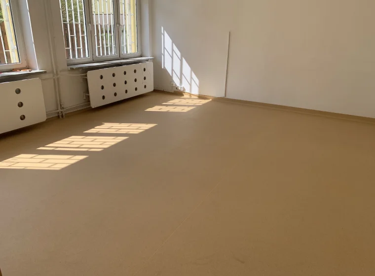 Beżowa wykładzina w sali lekcyjnej