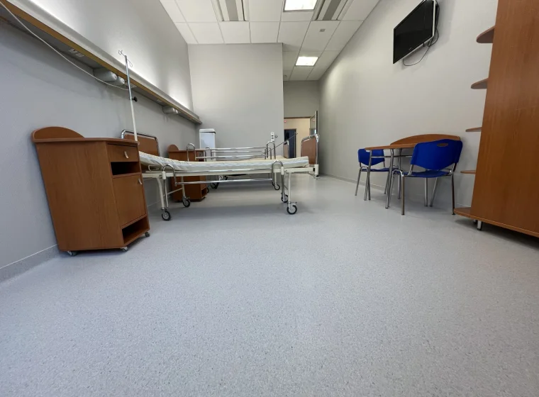 Sala pacjentow z szarą wykładziną PCW