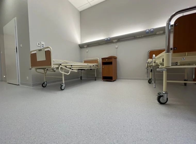 Sala pacjentow z szarą wykładziną PCW