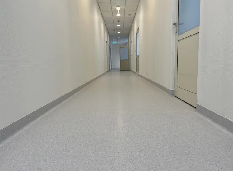 Korytarz w szpitalu MEDINCUS, na podłodze szara wykładzina PCW
