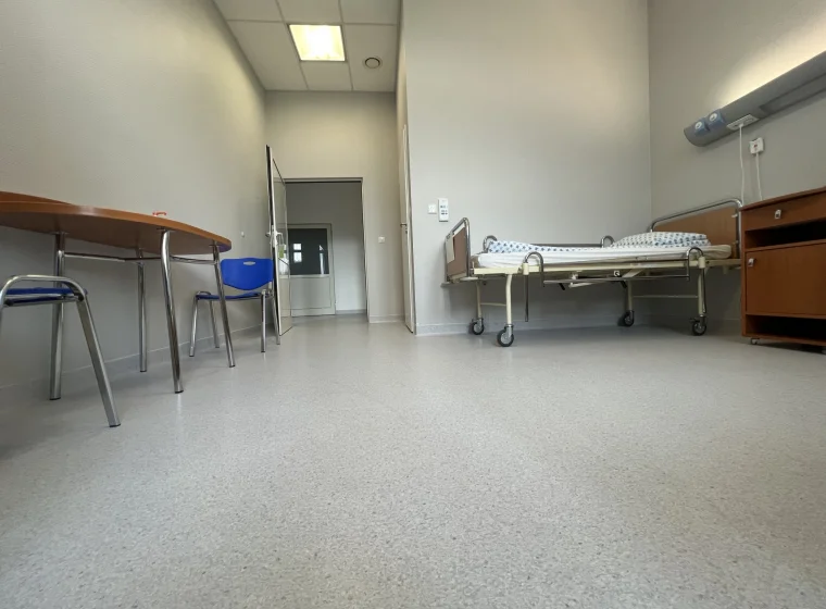 Sala pacjentow z szarą wykładziną PCW