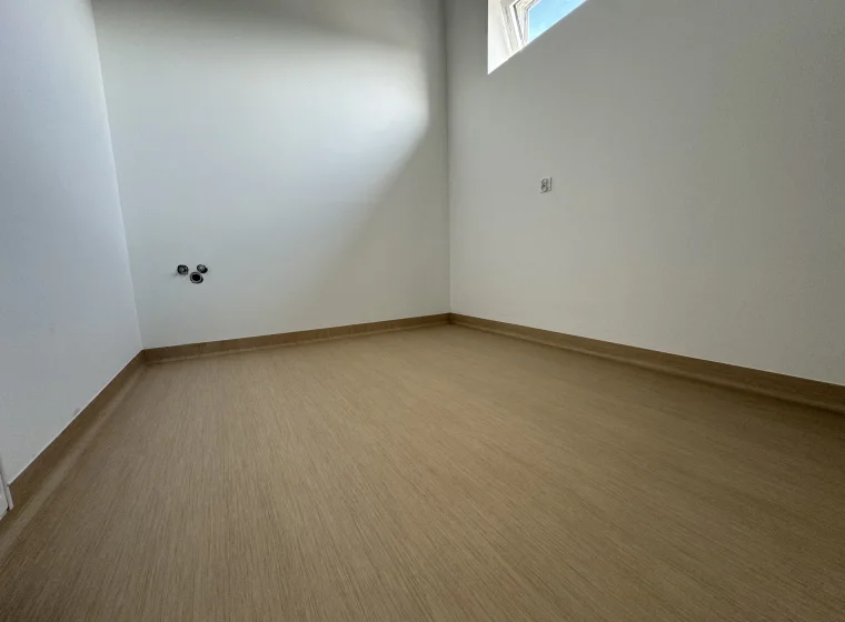 Pomieszczenie w przedszkolu Truskawkowo, beżowa wykładzina elastyczna na podłodze
