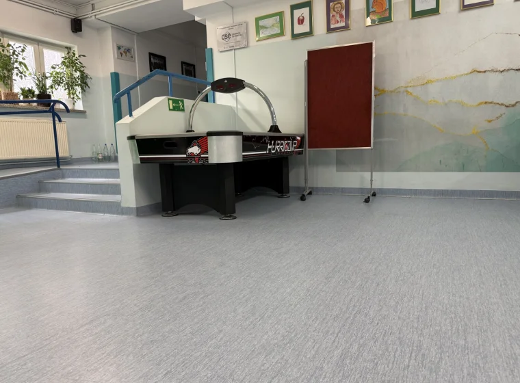 Montaż PCW na korytarzu szkolnym