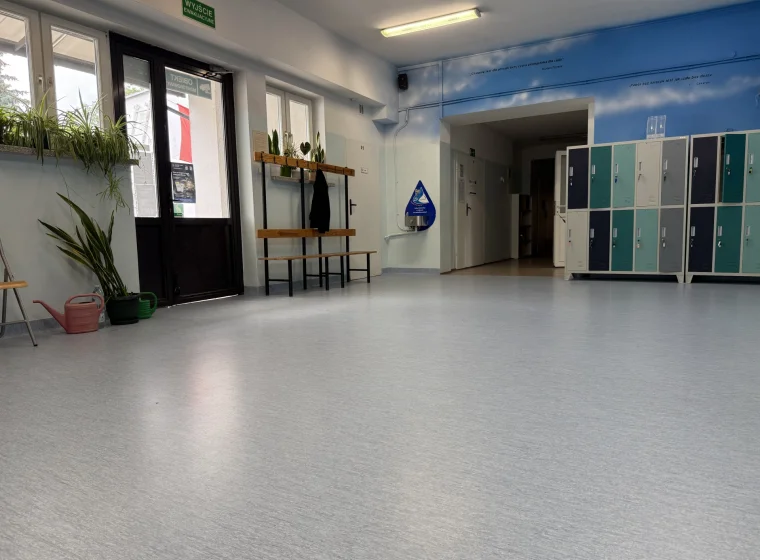 Montaż PCW na korytarzu szkolnym