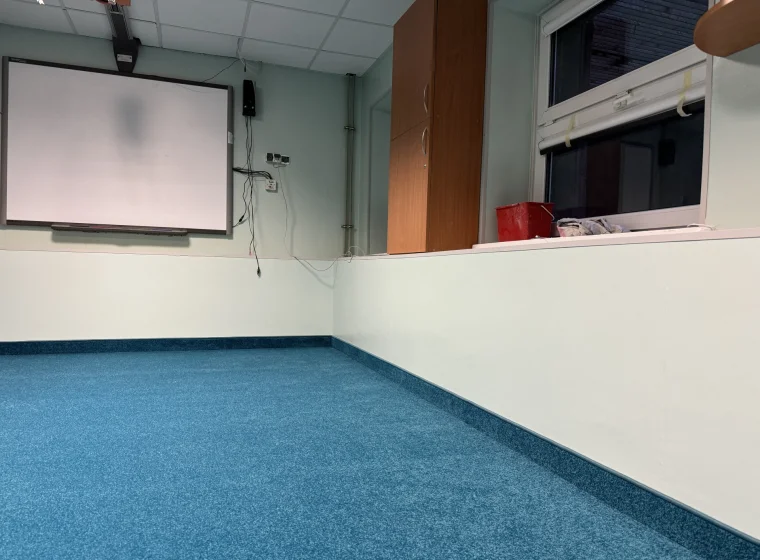 Niebieska wykladzina welurowa w pomieszczeniu terapeutycznym