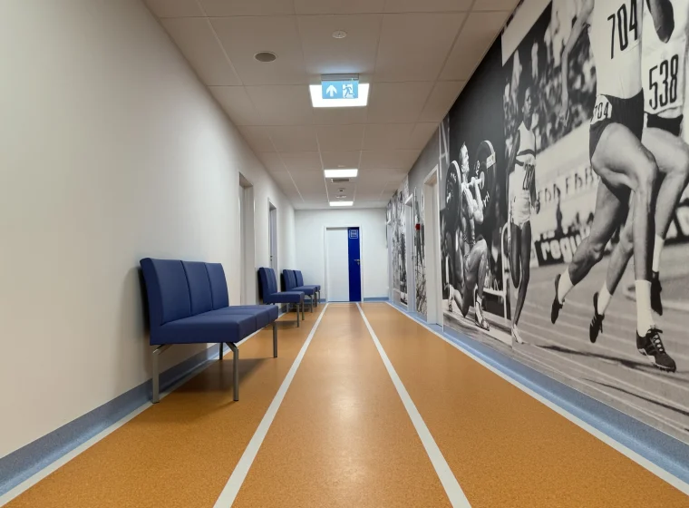 Korytarz w Centralnym Ośrodku Medycyny Sportowej, stylizowany na bieżnię, wykładzina elastyczna PCW Tarkett IQ Granit 