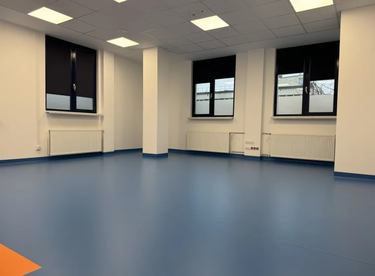 Sala w Centralnym Ośrodku Medycyny Sportowej, niebieska jednolita wykładzina elastyczna PCW Tarkett iQ Granit
