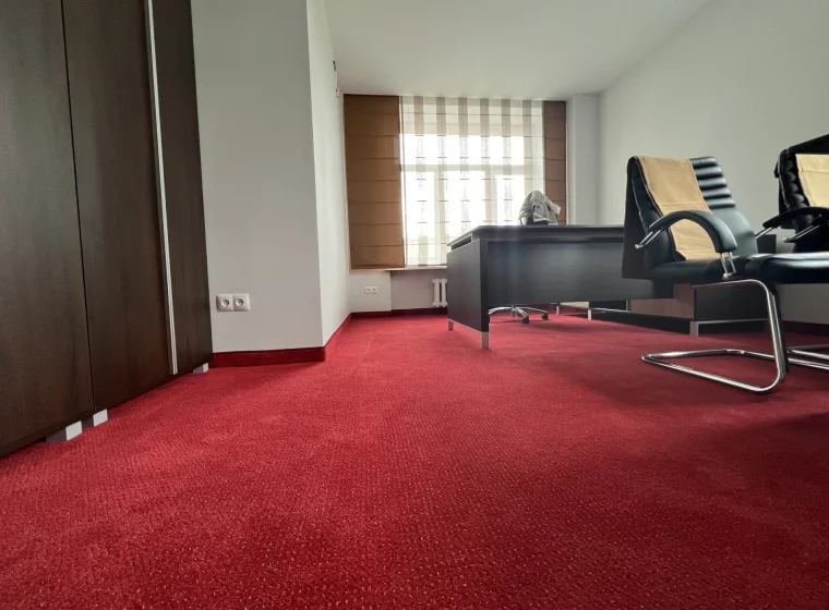 Pokój biurowy w Państwowej Straży Pożarnej, czerwona elegancka wykładzina dywanowa w rolce od Balsan, ciemne meble biurowe