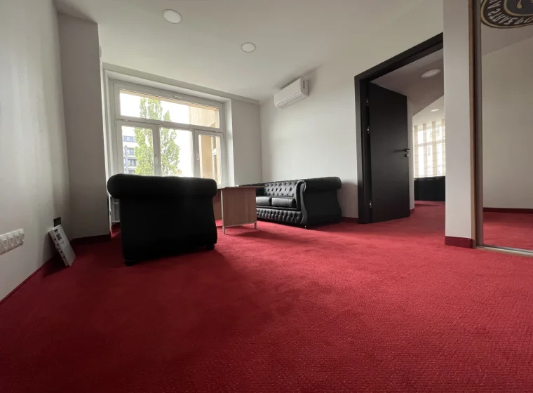 Pokój biurowy w Państwowej Straży Pożarnej, czerwona elegancka wykładzina dywanowa w rolce od Balsan, ciemne meble biurowe