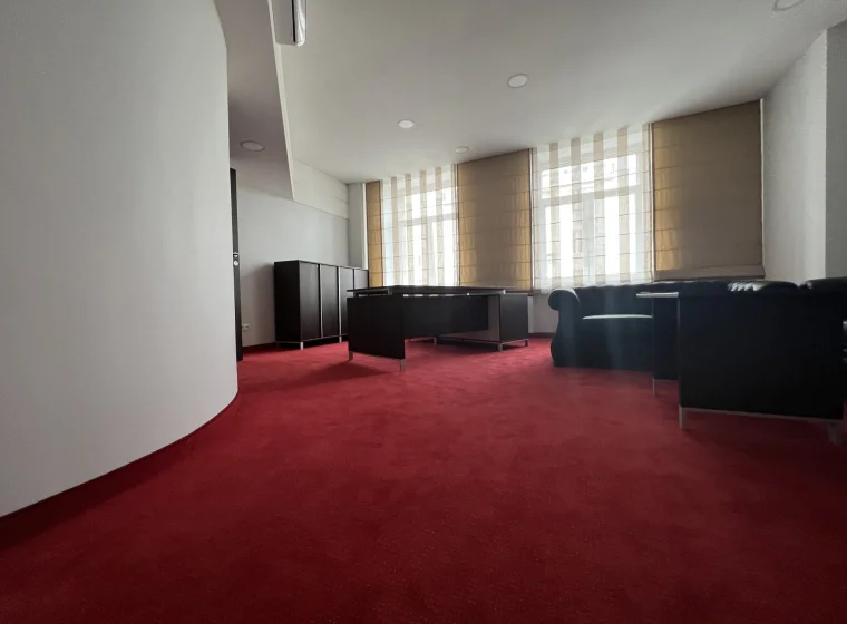 Pokój biurowy w Państwowej Straży Pożarnej, czerwona elegancka wykładzina dywanowa w rolce od Balsan, ciemne meble biurowe