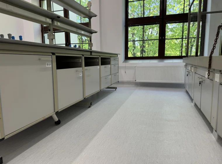 Specjalistyczne pomieszczenie w Instytucie Chemii Sieci Badawczej Łukasiewicz, szara wykładzina elastyczna PCW