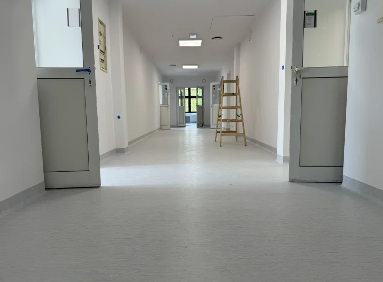 Korytarz w Instytucie Chemii Sieci Badawczej Łukasiewicz, szara wykładzina elastyczna PCW