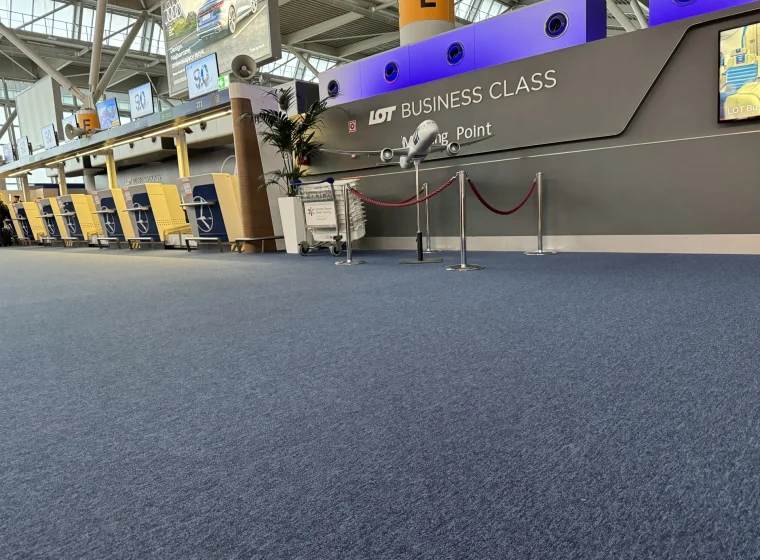 LOT Business Class - odprawa biletowa i nadawanie bagażu, hala, wykładzina dywanowa w płytkach
