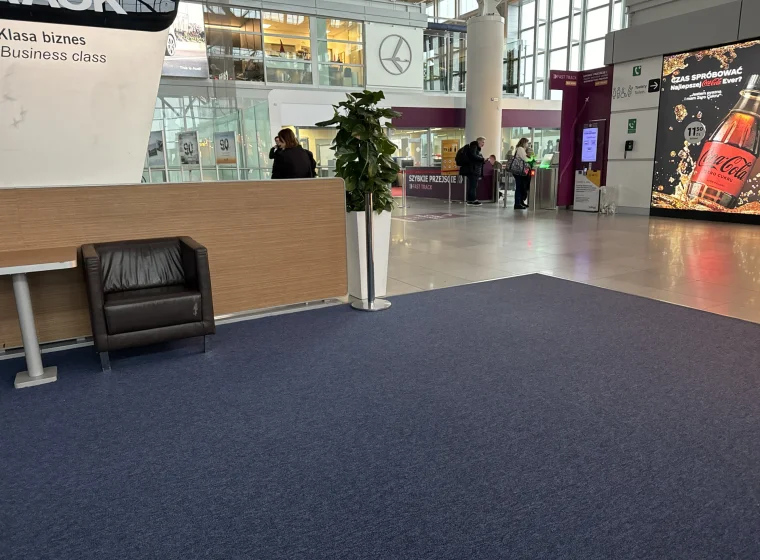LOT Business Class - odprawa biletowa i nadawanie bagażu, hala, wykładzina dywanowa w płytkach
