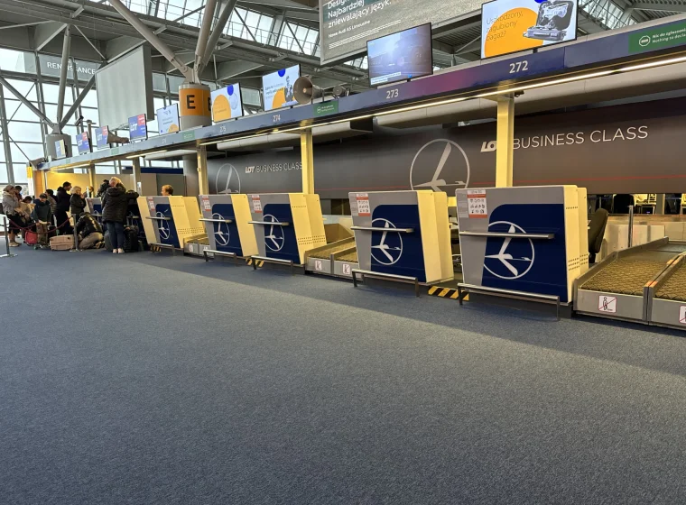 LOT Business Class - odprawa biletowa i nadawanie bagażu, hala, wykładzina dywanowa w płytkach