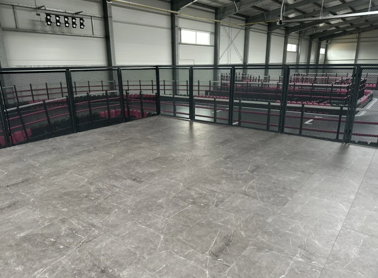 Szara podłoga LVT w biurze torów gokartowych