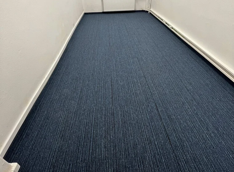 Korytarz i pomieszczenie biurowe w Instytucie Energetyki, granatowa płytka dywanowa o linearnym wzorze