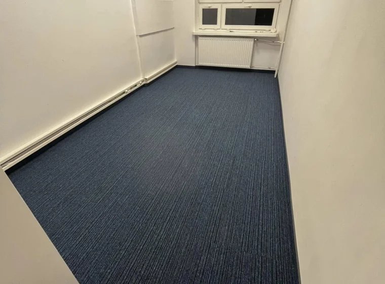 Korytarz i pomieszczenie biurowe w Instytucie Energetyki, granatowa płytka dywanowa o linearnym wzorze