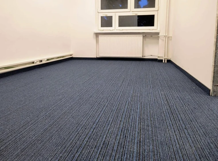 Korytarz i pomieszczenie biurowe w Instytucie Energetyki, granatowa płytka dywanowa o linearnym wzorze